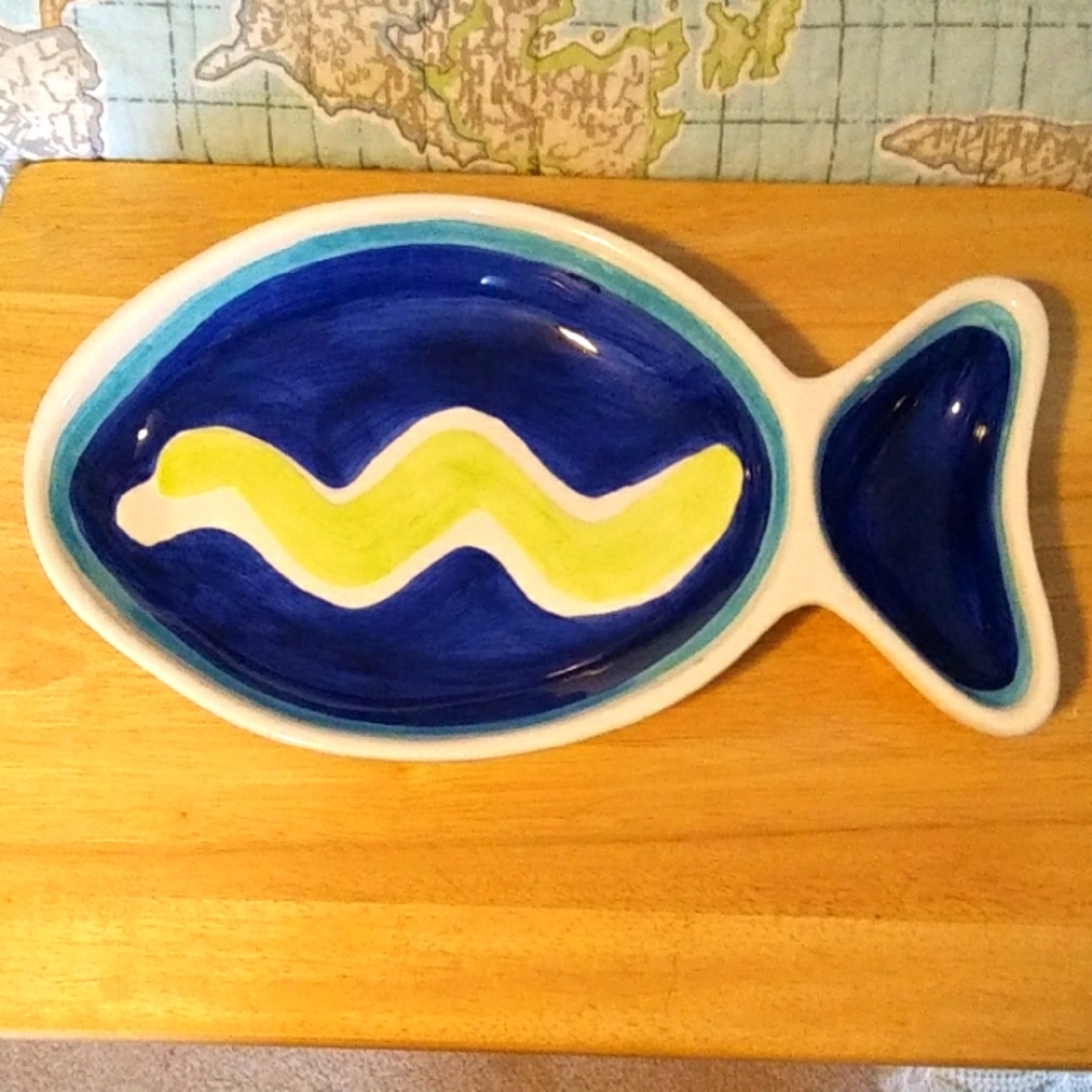 Fish shaped chip and dip serving dish, like new